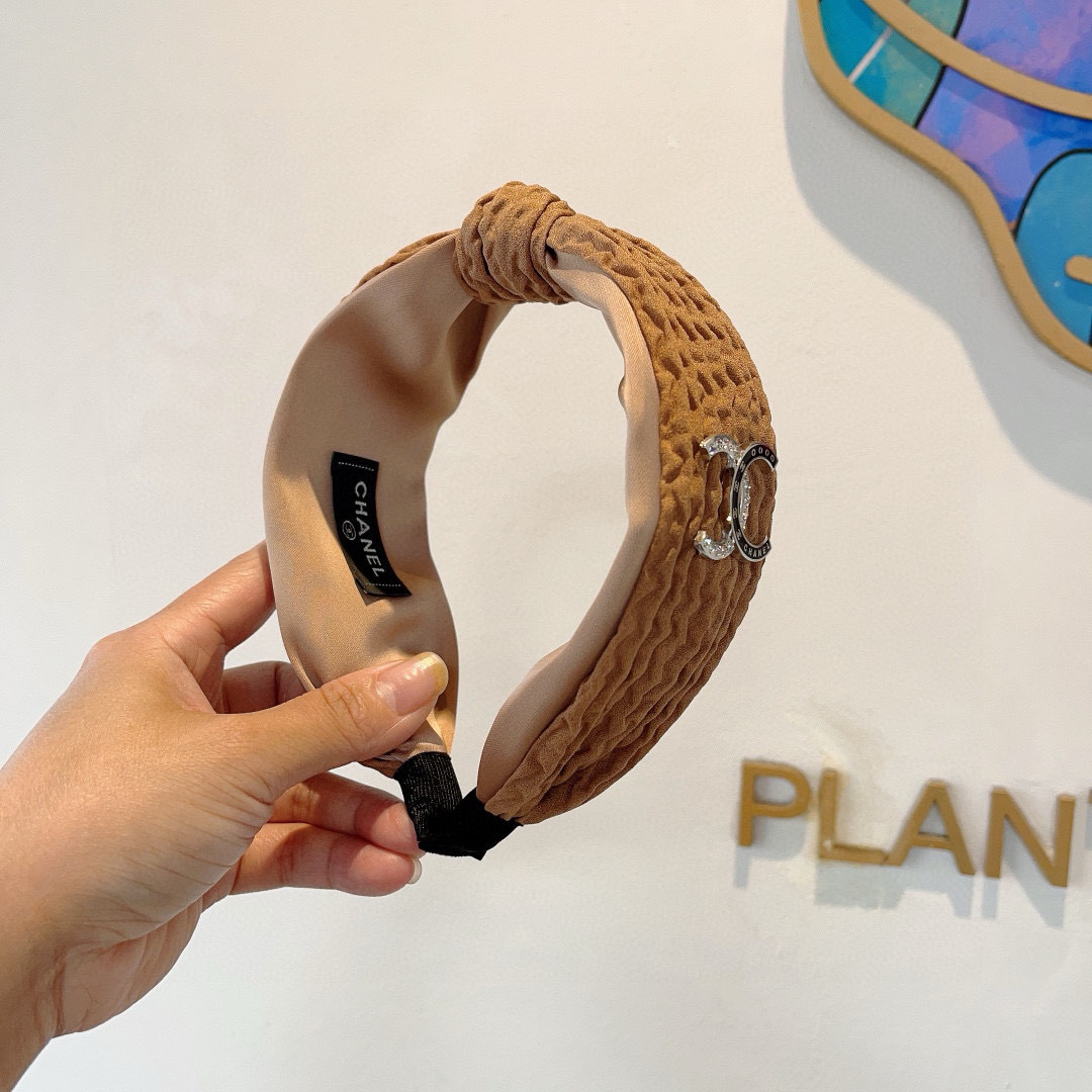 NO:367764,Packaging CHANEL (Chanel) Internet celebrity new small fragrant wide version headband, fragrant grandma headband, retro headband, popular internet celebrity products super exquisite, fashionable and versatile!  hairpins, hairpins, chanel, chanel, hairpins19860909配包装 CHANEL（香奈儿）网红新款小香宽版发箍,香奶奶头箍,复古头箍,网红爆款推荐 超精致,时尚百搭！发夹,发夹,chanel,chanel,hairpins,accessory