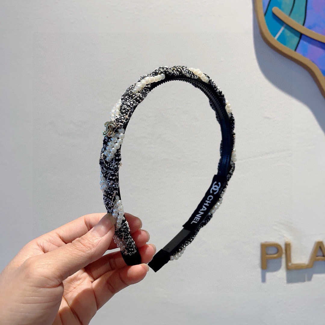 NO:367778,Packaging CHANEL (Chanel) new small fragrant pearl hairband, atmosphere French retro headband, popular internet celebrity products recommended, high-end materials, fashionable and versatile. Hairpins, hairpins, chanel, chanel, hairpins19860909配包装 CHANEL（香奈儿）新款小香珍珠发箍,氛围感法式复古头箍、网红爆款推荐 搭配高端材质,时尚百搭.发夹,发夹,chanel,chanel,hairpins,accessory