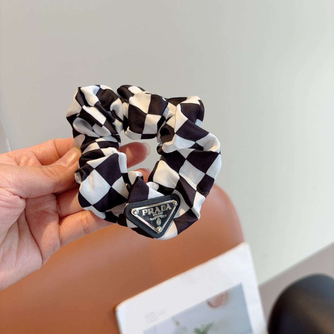 NO:367793,Packaging Prada imported large intestine ring, inverted triangle iron rubber band, silk satin celebrity hair rope head rope, all-match, details are all shot. The special fabric is very textured!  hairpins, hairpins, prada, prada, real silk, hairpins19860909配包装 Prada（普拉达）进口大肠圈 倒三角铁标皮筋、真丝缎面名媛发绳头绳百搭款、细节全部实拍 特制面料非常显质感 ！发夹,发夹,prada,prada,real silk,hairpins,accessory