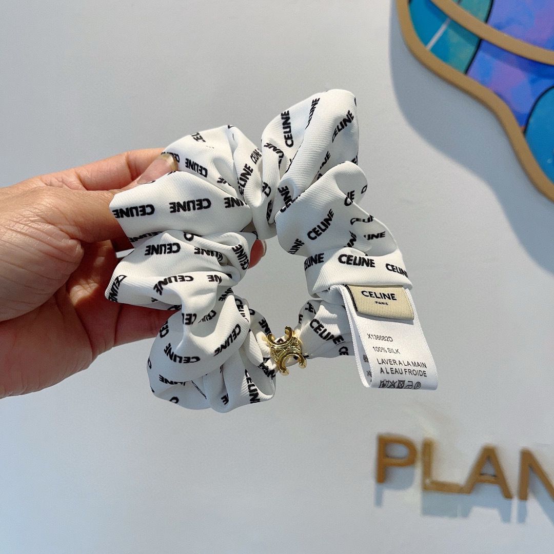 NO:367803,Packaging CELINE Arc de Triomphe is popular in the popular online version, exquisite intestinal circle rubber band, comfortable and stress-free wearing, a must-have for styling!  Very fashionable and versatile!  The essential items of goddess, super exquisite! The celebrity style. Hairpins, hairpins, celine, celine, hairpins19860909配包装 CELINE（赛琳）凯旋门网红爆款发圈,精致肠圈皮筋,佩戴舒适无压力,造型搭配必备！非常时尚百搭！女神必备单品,超级精致哦!名媛范儿.发夹,发夹,celine,celine,hairpins,accessory