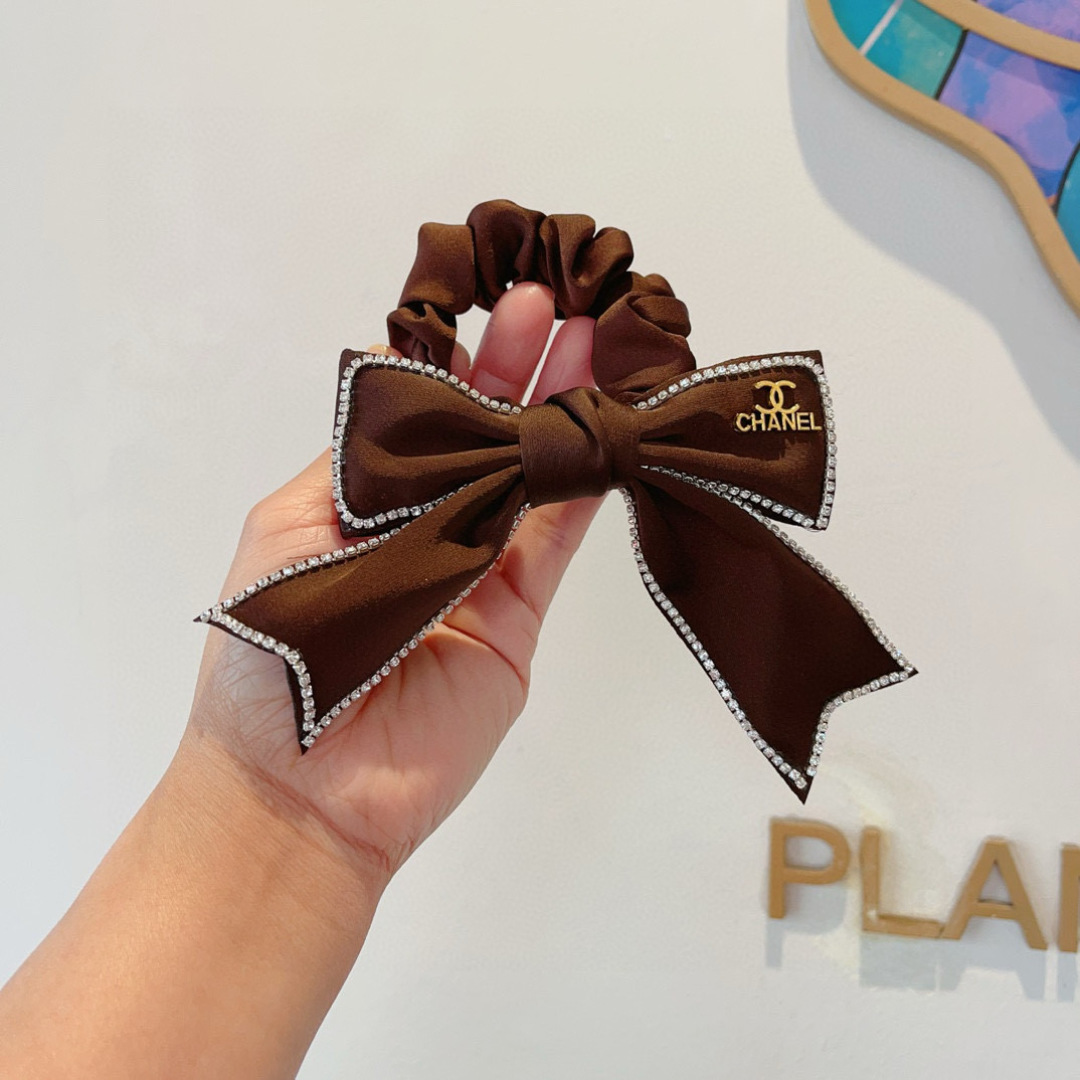 NO:367822,Packaging CHANEL (Chanel) double C internet celebrity popular model with diamond hair ring rubber band, exquisitely comfortable and stress-free, a must-have for styling!  Very fashionable and versatile!  A must-have goddess!  A celebrity style. A must-have item hairpins, hairpins, chanel, chanel, hairpins19860909配包装 CHANEL（香奈儿）双C网红爆款带钻发圈 皮筋,精致佩戴舒适无压力,造型搭配必备！非常时尚百搭！女神必备！名媛范儿.女神必备单品发夹,发夹,chanel,chanel,hairpins,accessory