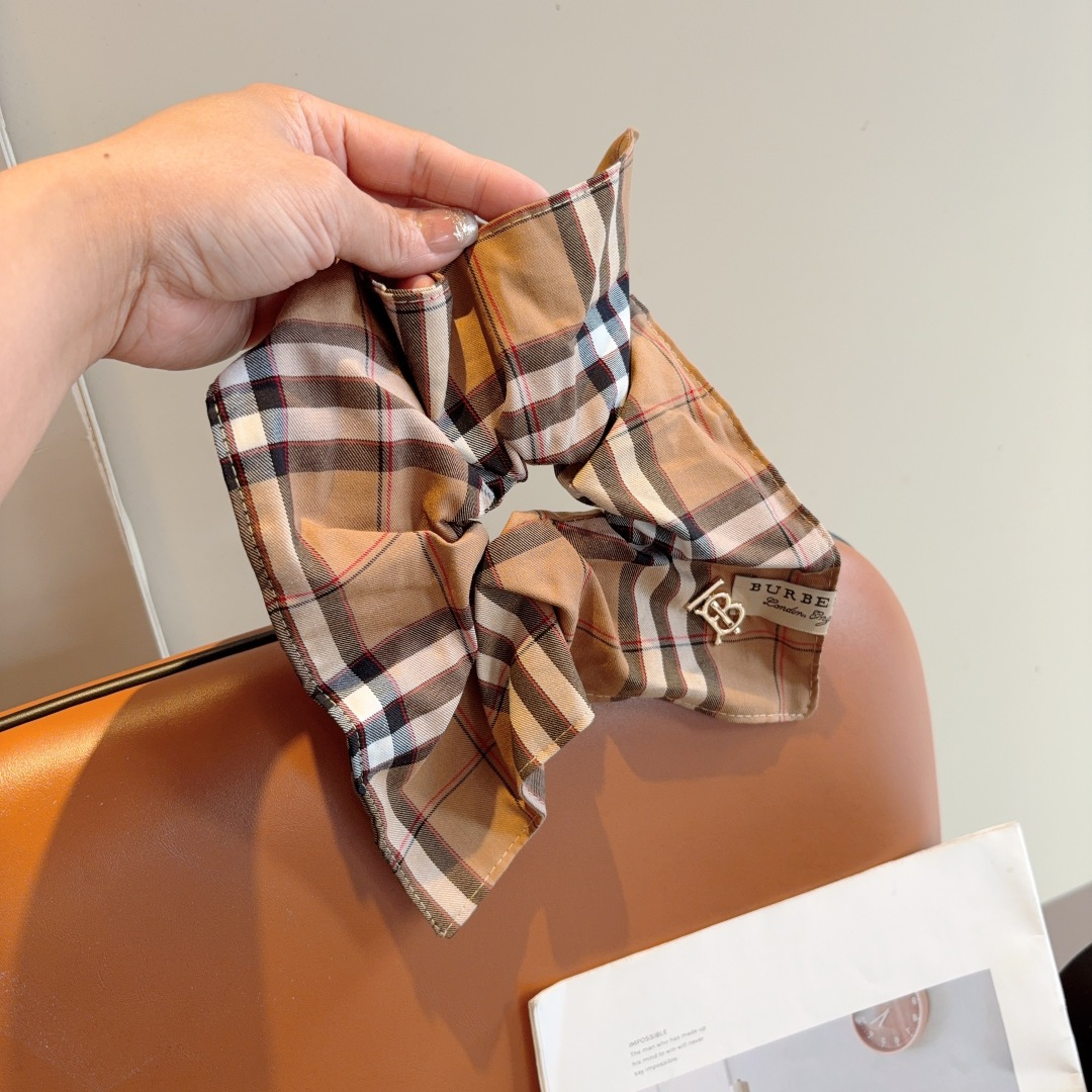 NO:367832,Packaging Burberry BURBERRY classic checked hair ring, customer-supplied fabric, all details are taken!  Very pleasing and versatile, suitable for various occasions!  hairpins, hairpins, burberry, burberry, hairpins19860909配包装 巴宝莉BURBERRY 经典格纹发圈,客供面料 细节全部实拍！非常耐看又百搭、适合各种场合搭配！发夹,发夹,burberry,burberry,hairpins,accessory