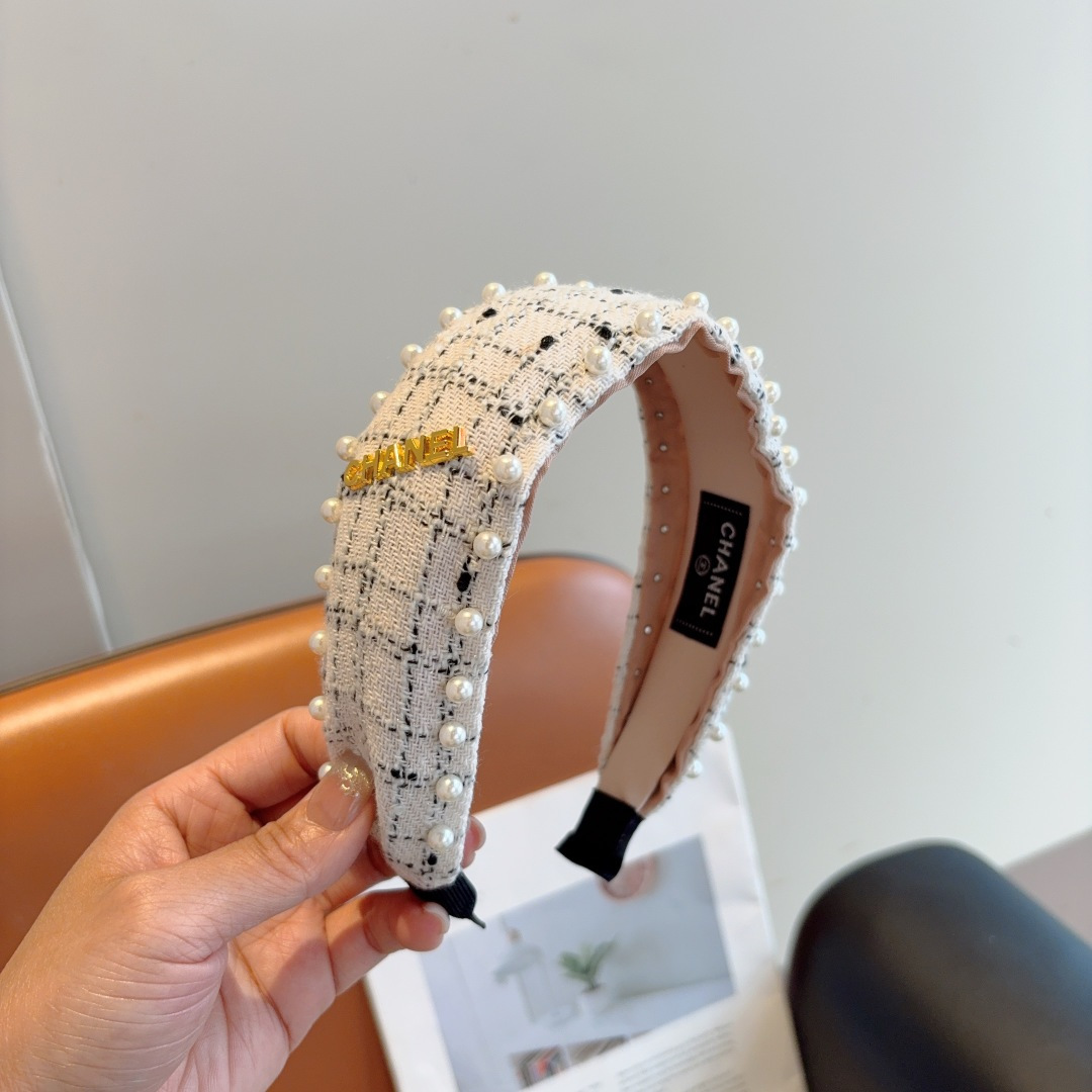 NO:367837,Packaging CHANEL (Chanel) new pearl small fragrance headband, new product huge face-showing small headband, popular internet celebrity products recommended, paired with high-end dual C logo, super exquisite, fashionable and versatile!  hairpins, hairpins, chanel, chanel, hairpins19860909配包装 CHANEL（香奈儿）新款珍珠小香发箍,新品巨显脸小头箍,网红爆款推荐 搭配高端双Ｃlogo ,超精致时尚百搭！发夹,发夹,chanel,chanel,hairpins,accessory