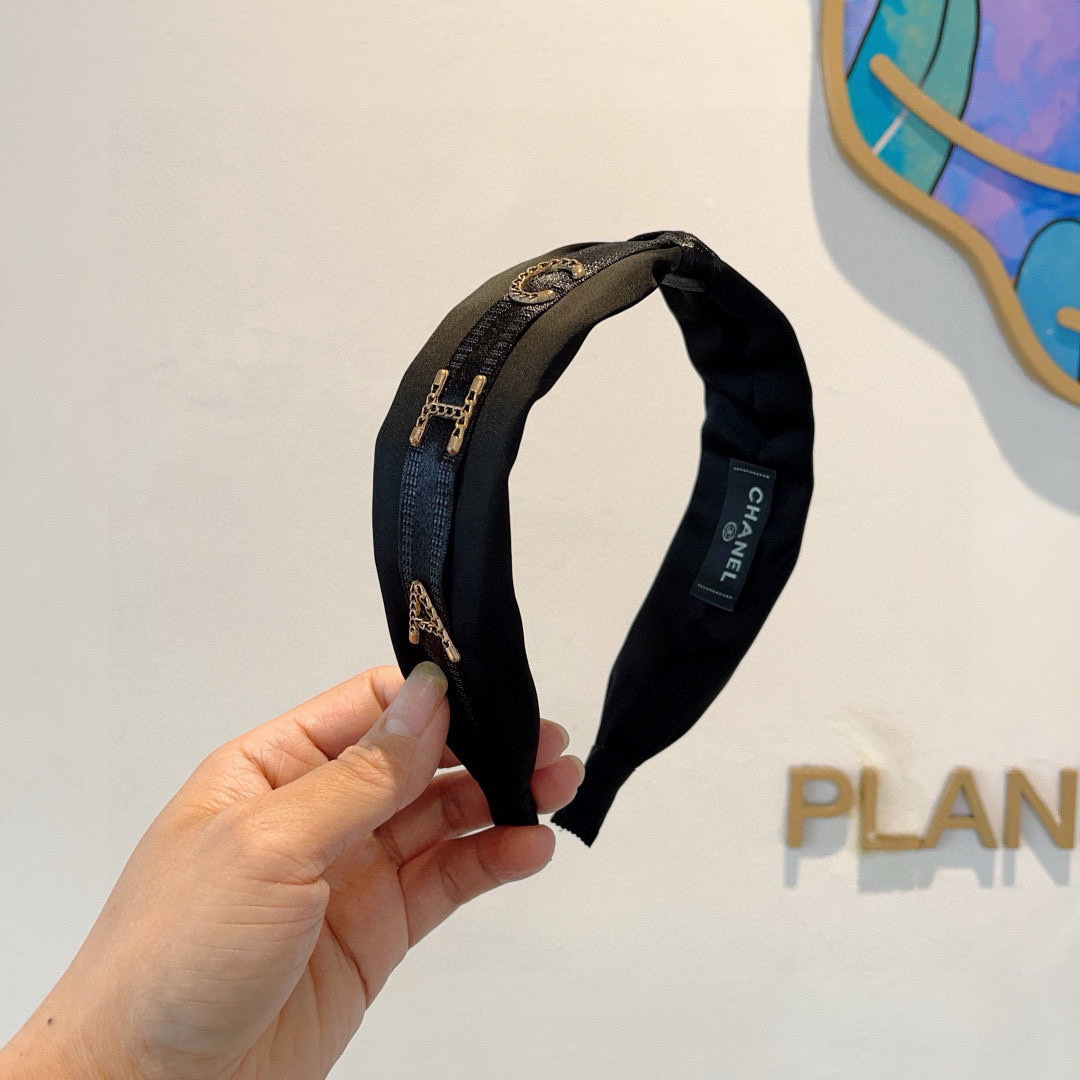 NO:367813,With packaging CHANEL's latest small silk headband, fragrant nipple headband, retro headband, popular internet celebrity products, super exquisite, fashionable and versatile!  hairpins, hairpins, chanel, chanel, real silk, hairpins19860909配包装 CHANEL（香奈儿）最新款小香真丝发箍,香奶奶头箍,复古头箍,网红爆款推荐 超精致,时尚百搭！发夹,发夹,chanel,chanel,real silk,hairpins,accessory