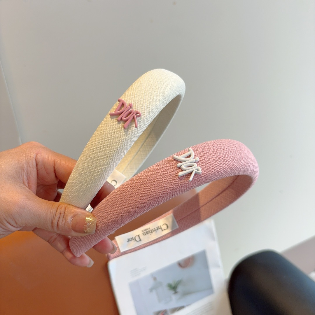 NO:367848,Packaging Dior (Dior) New wide-edge high-quality headband, popular internet celebrity anti-slip headband, let your charm bloom, the fresh ladylike style makes fashion simpler. Hairpins, hairpins, dior, dior, hairpins19860909配包装 Dior（迪奥） 新款宽边高级感大牌发箍, 网红爆款防滑头箍、让你的魅力绽放 清新淑女范让时尚更简单.发夹,发夹,dior,dior,hairpins,accessory