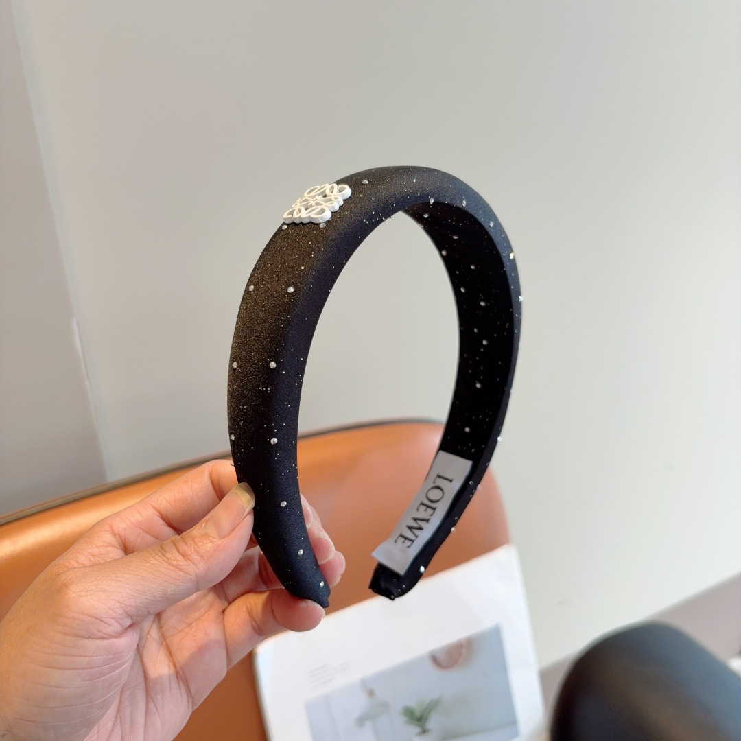 NO:367852,Packaging LOEWE (Luo Yiwei) has a hot new sponge headband special fabric headband, and the latest model of cutting-edge internet celebrities is coming!  Let your charm bloom, and the fresh and ladylike style makes fashion simpler!  hairpins, hairpins, loewe, loewe, hairpins19860909配包装 LOEWE（罗意威）火爆新款海绵发箍特供面料头箍、尖端网红最新款来袭 ！ 让你的魅力绽放 清新淑女范让时尚更简单！发夹,发夹,loewe,loewe,hairpins,accessory