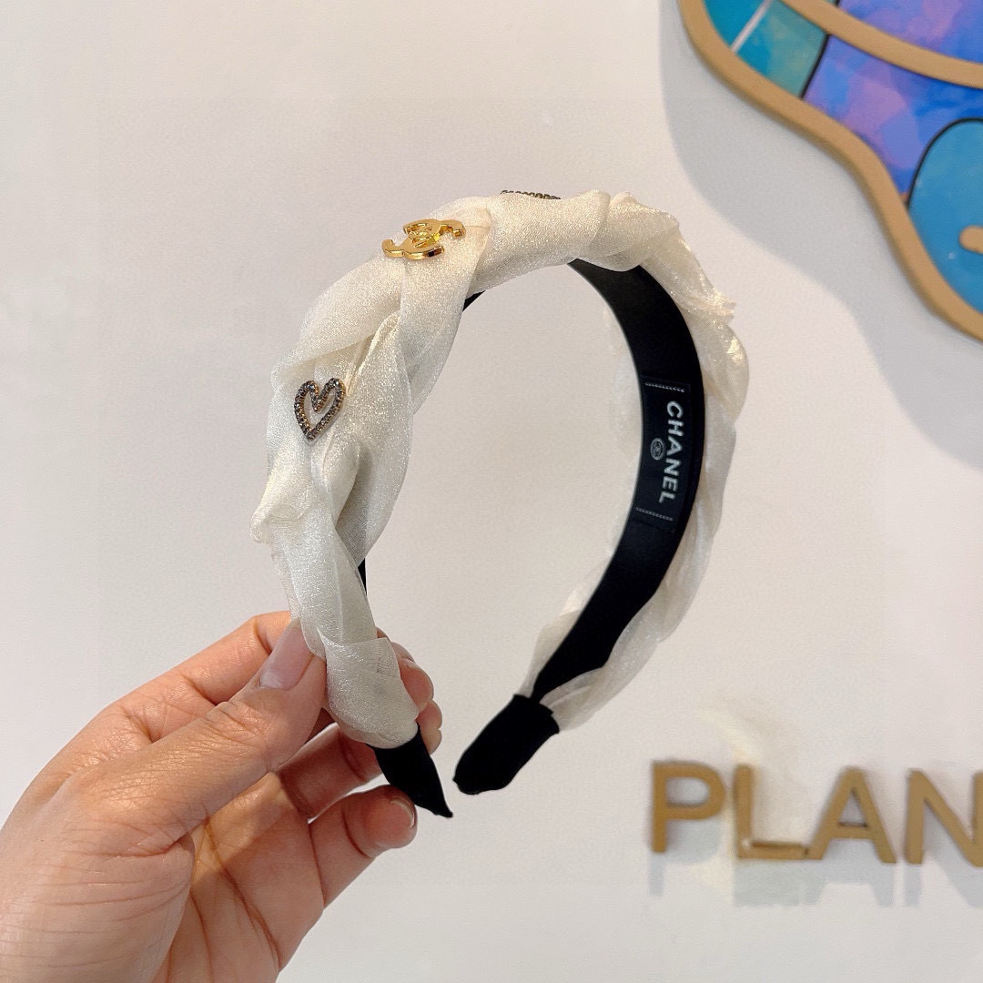 NO:367815,Packaging CHANEL's latest small fragrant headband, new product huge face-showing small headband, popular internet celebrity products, paired with high-end dual C logo, super exquisite, fashionable and versatile!  hairpins, hairpins, chanel, chanel, hairpins19860909配包装 CHANEL（香奈儿）最新款小香发箍,新品巨显脸小头箍,网红爆款推荐 搭配高端双Ｃlogo ,超精致时尚百搭！发夹,发夹,chanel,chanel,hairpins,accessory