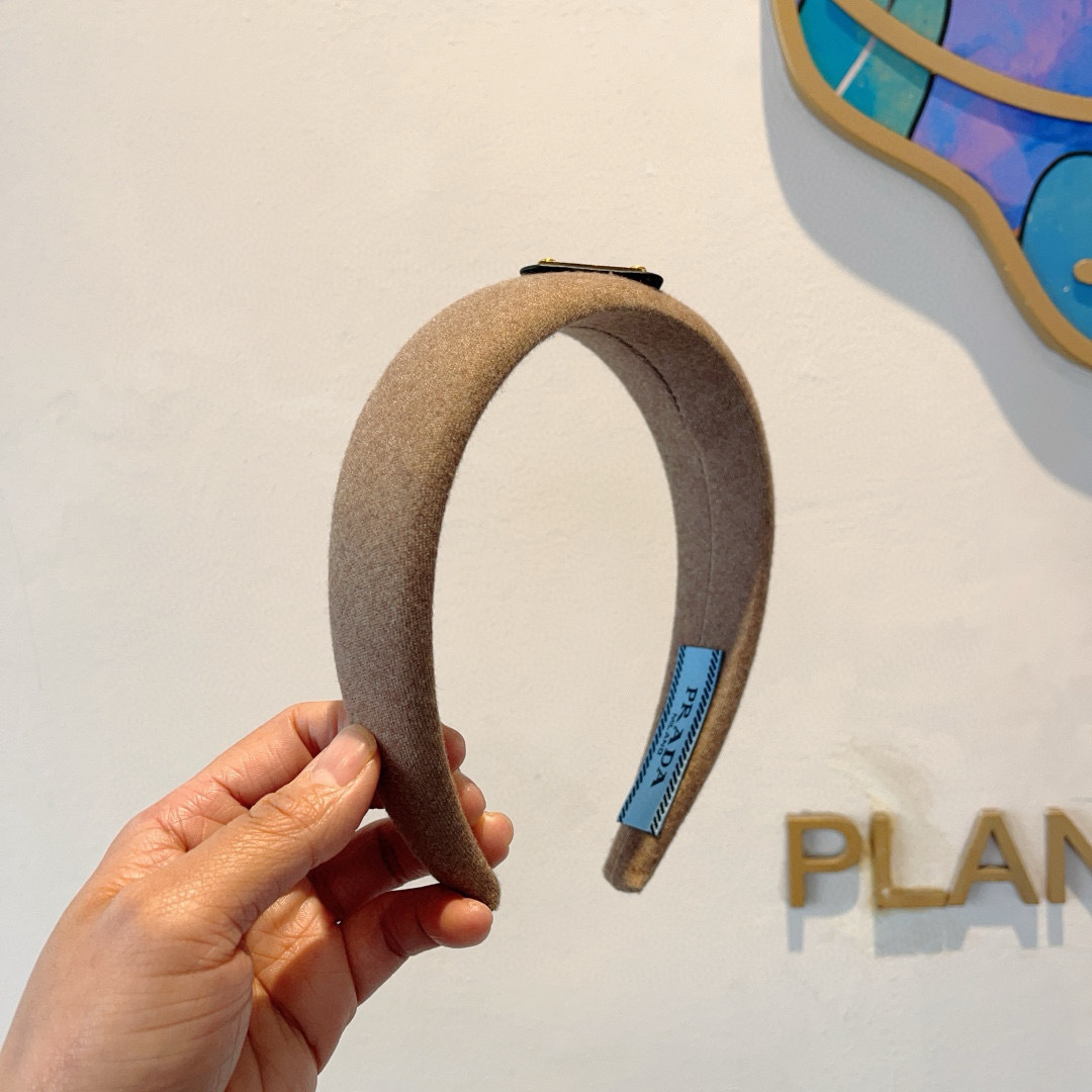 NO:367820,Packaging PRADA (Prada) new wool-style letter headband in autumn and winter. A must-have item for temperament goddesses, very versatile and fashionable. Wear it full of tallness. Hairpins, hairpins, prada, prada, hairpins19860909配包装 PRADA（普拉达） 秋冬新款毛呢潮流字母发箍.气质女神必备单品,非常百搭,时尚潮流, 戴上它满满的高大上.发夹,发夹,prada,prada,hairpins,accessory