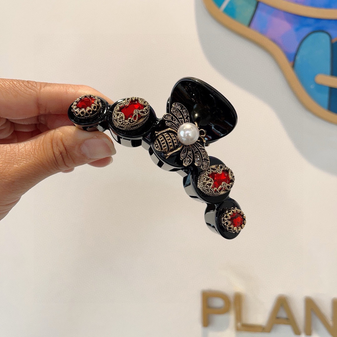 NO:367861,Packaged by Gucci (Guci) new style of counter hairpin, classic sweet princess style, big brand high-end clip. Super exquisite, it will be exciting to change pictures!  Internet celebrity hits!  hairpins, hairpins, gucci, hairpins19860909配包装 Gucci（古奇） 专柜新款发夹,经典甜美公主风 大牌高级感抓夹.超精致,转图必爆哈！网红爆款！发夹,发夹,gucci,hairpins,accessory