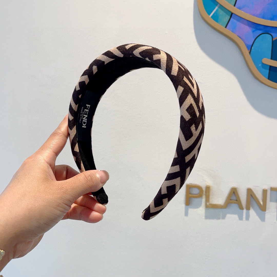NO:367905,Packaging FENDI Popular new headband, wide version original single product, simple and versatile, trendy women's essentials, super high-end!  hairpins, hairpins, fendi, fendi, hairpins19860909配包装 FENDI 芬迪 火爆新款发箍,宽版原单货, 简约百搭,潮女必备品,超级的高大上！发夹,发夹,fendi,fendi,hairpins,accessory