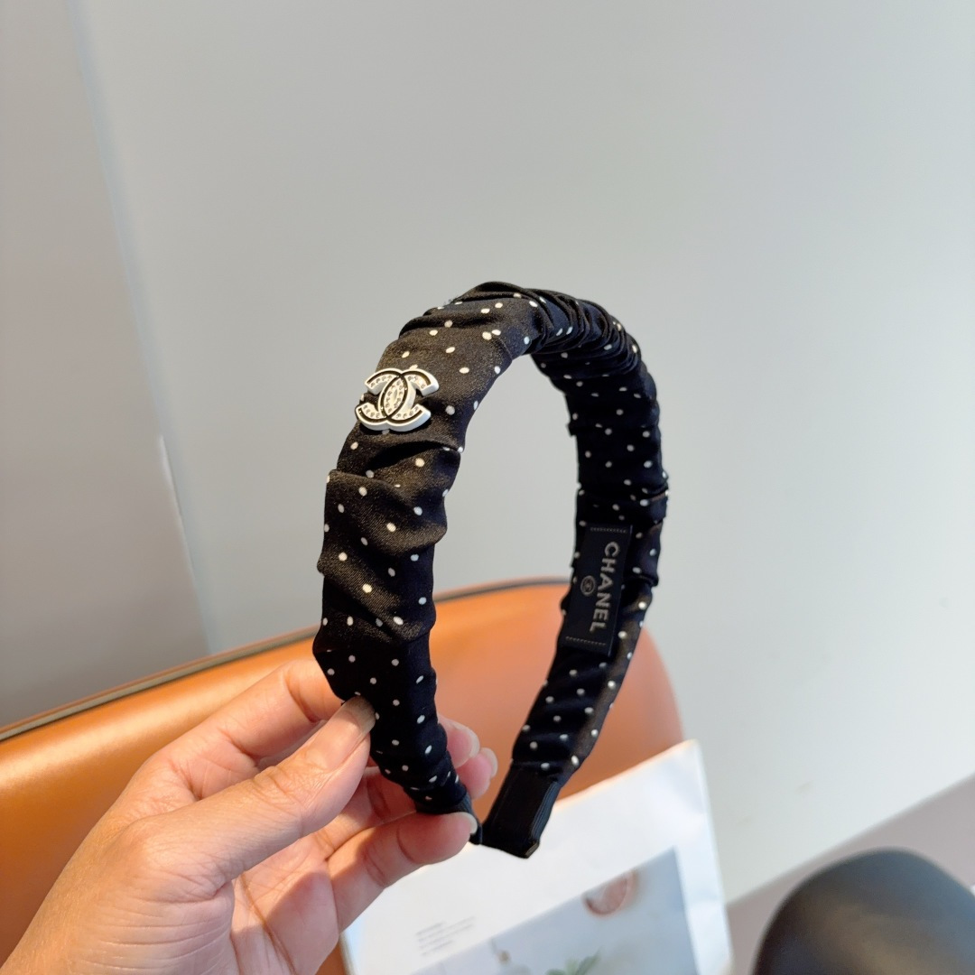 NO:367469,Packaging MIUMIU (Miao Miao) new handmade internet celebrity clip, high-end letter simple retro frosted hairpin original single product, simple and versatile, a must-have for trendy women, super high-end!  hairpins, hairpins, miumiu, hairpins19860909配包装 MIUMIU（缪缪）新款手工网红抓夹,高级感字母简约复古磨砂发夹原单货,简约百搭,潮女必备品,超级的高大上！发夹,发夹,miumiu,hairpins,accessory