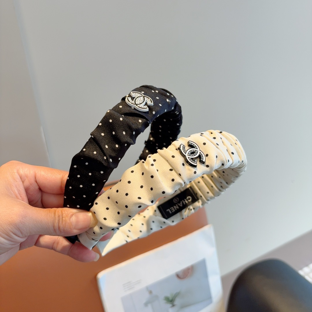 NO:367474,Packaged with CHANEL classic new polka dot headband, fashionable and cute wide-edged headband, the latest counter model is fashionable and versatile, and the goddess must enter!  hairpins, hairpins, chanel, chanel, hairpins19860909配包装 CHANEL 香奈儿 经典新款波点发箍,时尚可爱宽边头箍,专柜最新款来袭时尚百搭,女神必入 ！发夹,发夹,chanel,chanel,hairpins,accessory