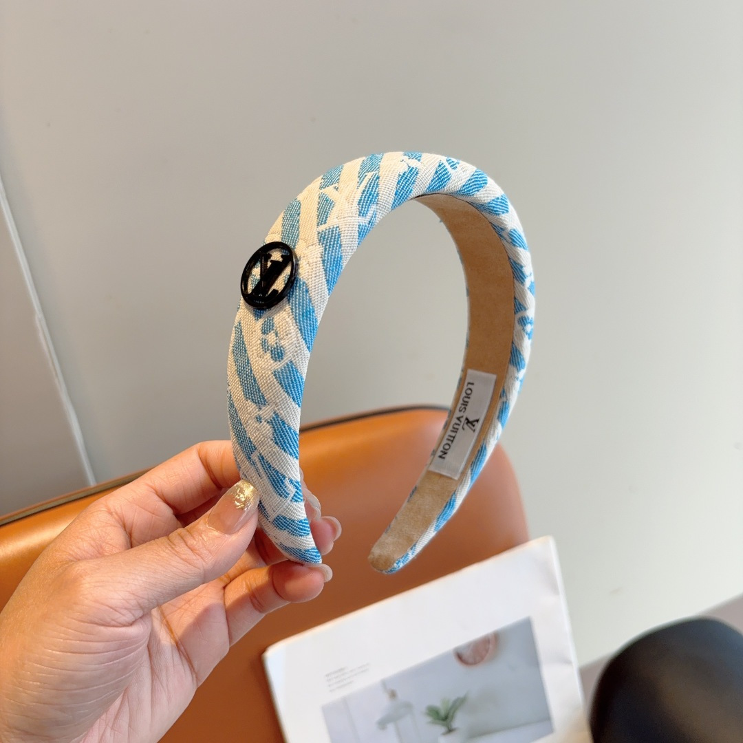 NO:367489,Packaged by LV Louis Vuitton classic new headband, fashionable and cute wide-edged headband, the latest counter model is coming to be fashionable and versatile, and the goddess must enter!  hairpin, hairpin, louis vuitton, louis vuitton, hairpins19860909配包装 LV 路易威登 经典新款发箍,时尚可爱宽边头箍,专柜最新款来袭时尚百搭,女神必入 ！发夹,发夹,louis vuitton,louis vuitton,hairpins,accessory