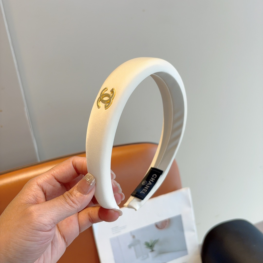NO:367492,Packaging CHANEL (Chanel) new small fragrant satin headband, fragrant grandma headband, retro headband, popular internet celebrity products super exquisite, fashionable and versatile!  hairpins, hairpins, chanel, chanel, hairpins19860909配包装 CHANEL（香奈儿）新款小香缎面发箍,香奶奶头箍,复古头箍,网红爆款推荐 超精致,时尚百搭！发夹,发夹,chanel,chanel,hairpins,accessory
