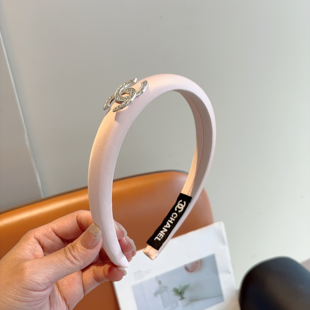 NO:367502,Packaging CHANEL's latest small fragrant headband, fragrant grandma headband, retro headband, popular internet celebrity products, super exquisite, fashionable and versatile!  hairpins, hairpins, chanel, chanel, hairpins19860909配包装 CHANEL（香奈儿）最新款小香发箍,香奶奶头箍,复古头箍,网红爆款推荐 超精致,时尚百搭！发夹,发夹,chanel,chanel,hairpins,accessory