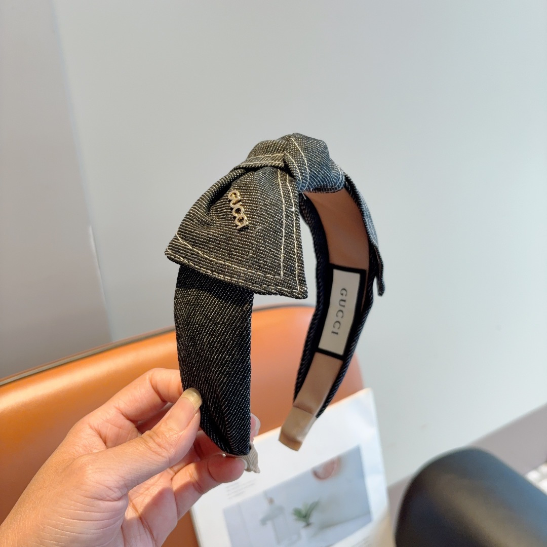 NO:367512,Packaged by Gucci New bow denim wide-edged headband, a must-have item for goddesses when going out, very versatile and fashionable!  hairpins, hairpins, gucci, hairpins19860909配包装 Gucci古奇 新款蝴蝶结牛仔布宽边发箍,女神外出必备单品,非常百搭,时尚潮流！发夹,发夹,gucci,hairpins,accessory