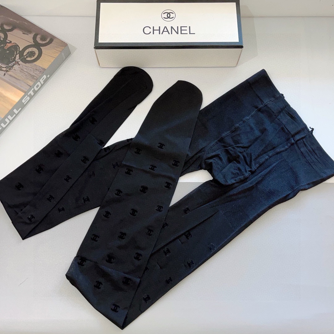 NO:357684,Packaging [one box 1 pair] CHANEL classic flocked letter stockings. European and American big-name pantyhose one to one higher version, which can be seen!  A must-have item for trendy people in autumn and winter!  socks, stockings, socks, chanel, chanel, socks19860909配包装【一盒1双】 CHANEL 香奈儿经典植绒字母丝袜 欧美大牌裤袜一比一高版本制作,可以看得到的工艺！潮人秋冬必备单品！袜子,丝袜,袜子,chanel,chanel,socks,accessory