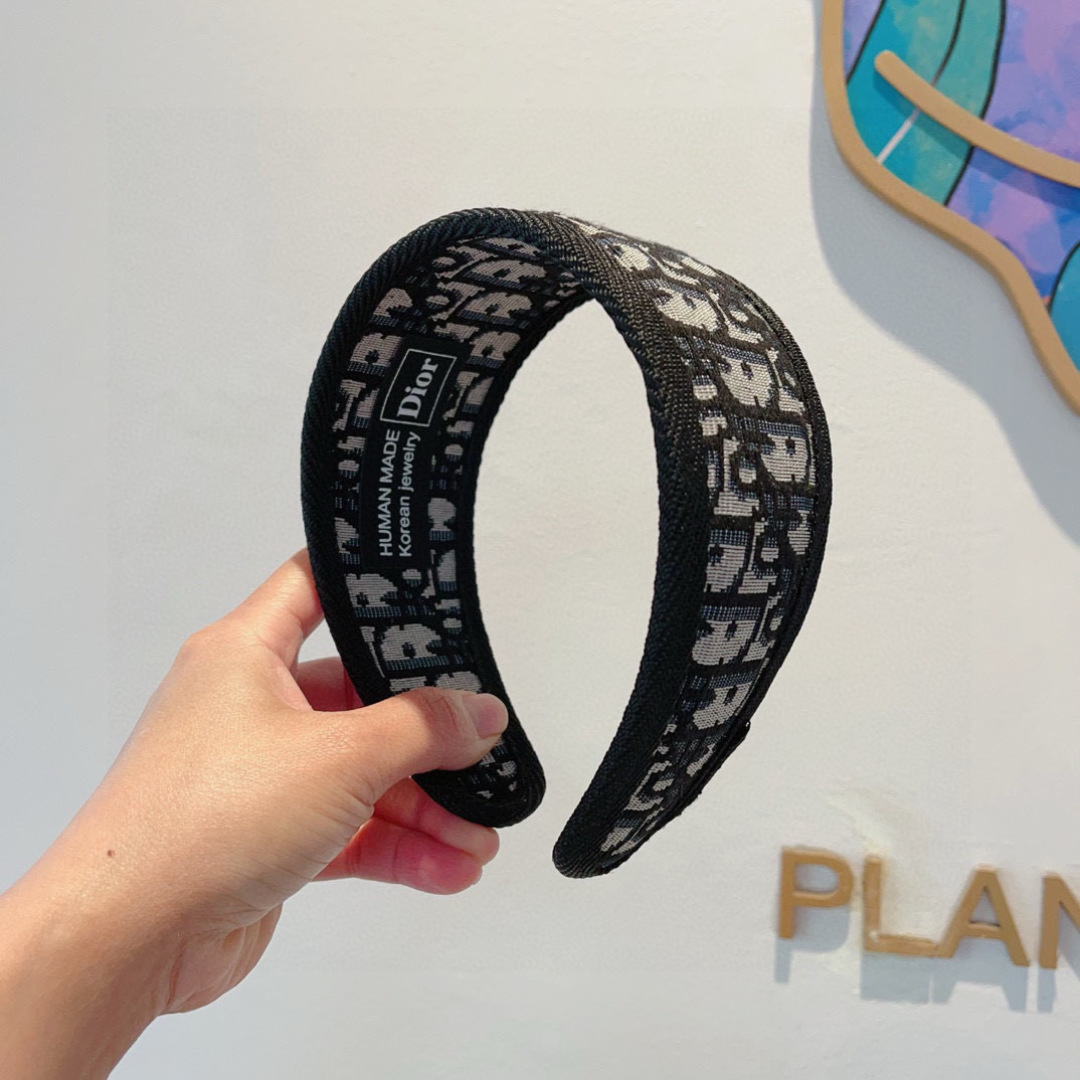 NO:368051,Packaging Dior (Dior) Popular new hairbands, original counter stock, let your charm bloom, the fresh lady style makes fashion simpler. Hairpins, hairpins, dior, dior, hairpins19860909配包装 Dior（迪奥） 火爆新款发箍,专柜原单货,让你的魅力绽放 清新淑女范让时尚更简单.发夹,发夹,dior,dior,hairpins,accessory