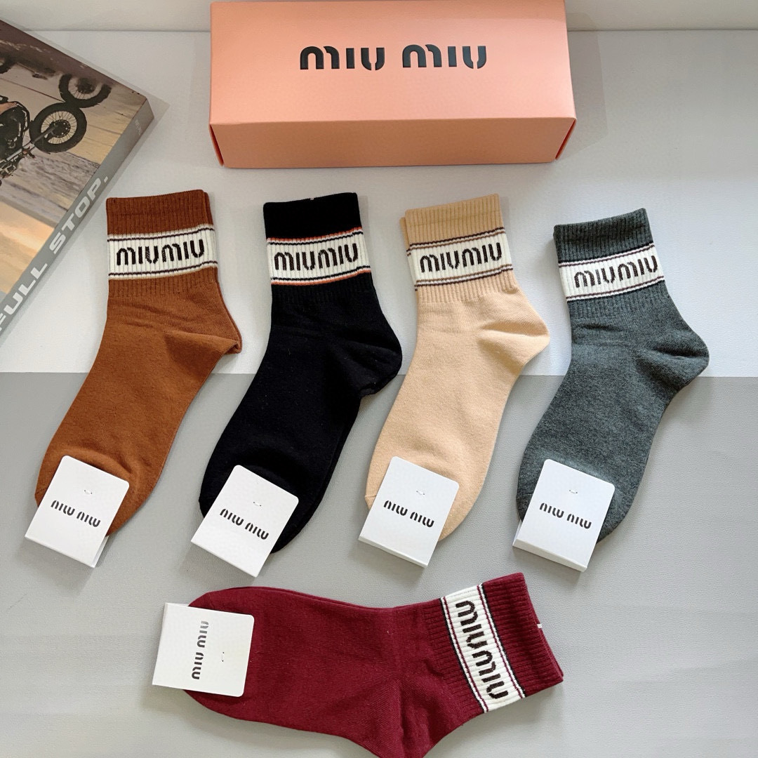 配包装【一盒5双】
miumiu · 缪缪 高品质。超级爆款网红中筒袜子❗️ins明星网红推荐❗️火爆至