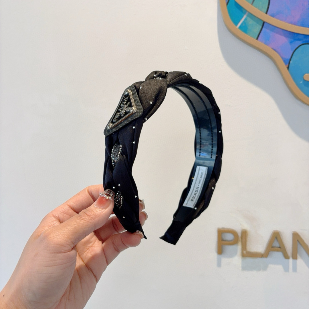 NO:368084,Packaging PRADA (Prada) new trendy hairband. A must-have item for temperament goddesses. Very versatile and fashionable. Wear it full of tall and tall. Hairpins, hairpins, prada, prada, hairpins19860909配包装 PRADA（普拉达） 新款潮流发箍.气质女神必备单品.非常百搭,时尚潮流, 戴上它满满的高大上.发夹,发夹,prada,prada,hairpins,accessory