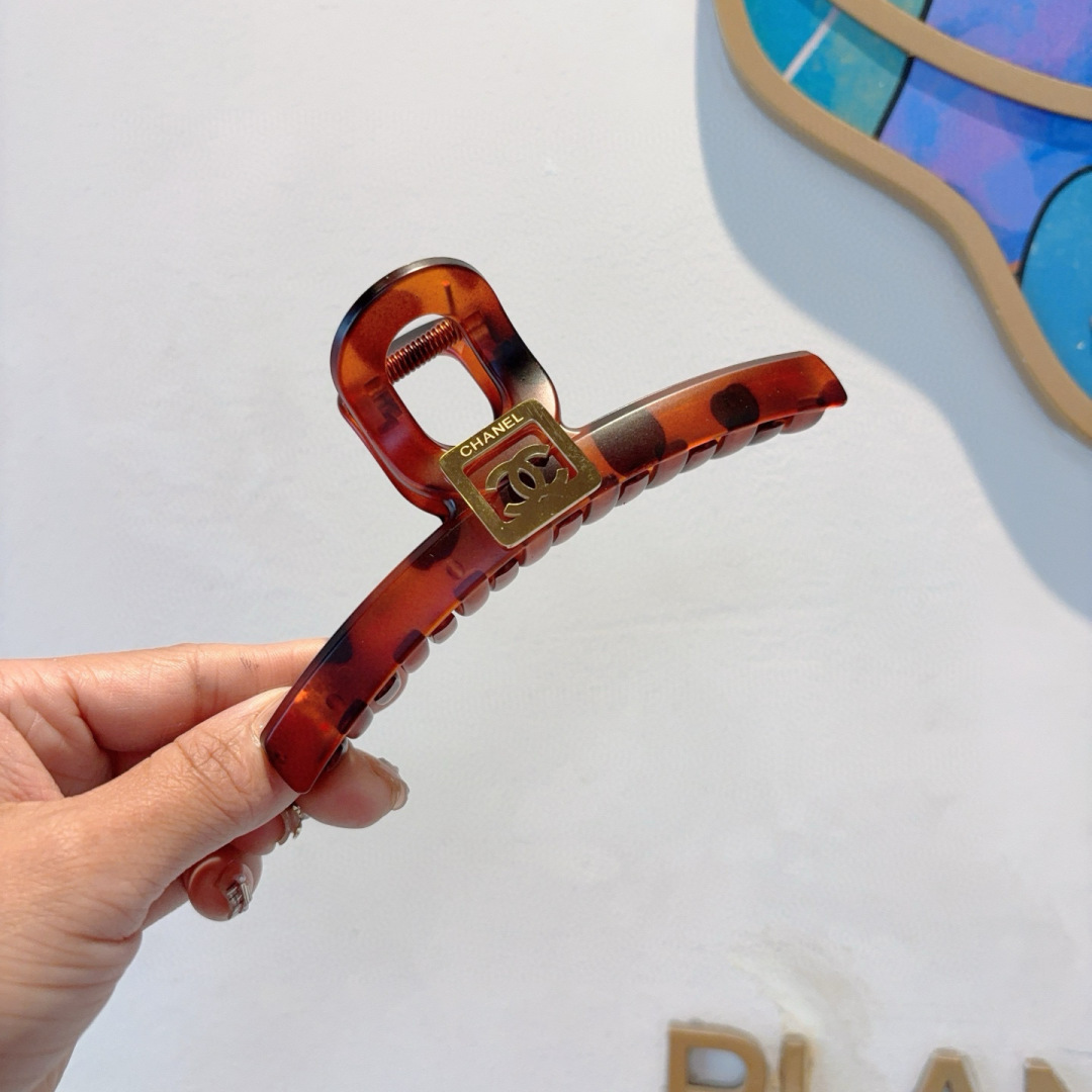 NO:367989,Packaging CHANEL (Chanel) New European and American trendy clips, same style as celebrities, goddess must-have items, very versatile, fashionable hairpins, wear it full of tall and tall. Hairpins, hairpins, chanel, chanel, hairpins19860909配包装 CHANEL（香奈儿） 欧美新款潮流抓夹,明星同款 女神必备单品,非常百搭,时尚发夹, 戴上它满满的高大上.发夹,发夹,chanel,chanel,hairpins,accessory