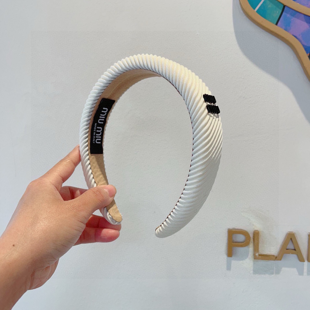 NO:368020,Packaging MIUMIU's new handmade headband, original single product, simple and versatile, a must-have for trendy women, super high-end!  hairpins, hairpins, miumiu, hairpins19860909配包装 MIUMIU（缪缪）新款手工制作发箍,原单货,简约百搭,潮女必备品,超级的高大上！ 发夹,发夹,miumiu,hairpins,accessory