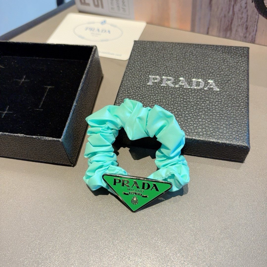 NO:368024,Packaging (single) PRADA Internet celebrity new hair band rubber band exquisitely comfortable and stress-free, a must-have for styling!  Very fashionable and versatile!  hairpins, hairpins, prada, prada, hairpins19860909配包装（单个） PRADA 普拉达 网红新款发圈皮筋 精致佩戴舒适无压力,造型搭配必备！非常时尚百搭！发夹,发夹,prada,prada,hairpins,accessory