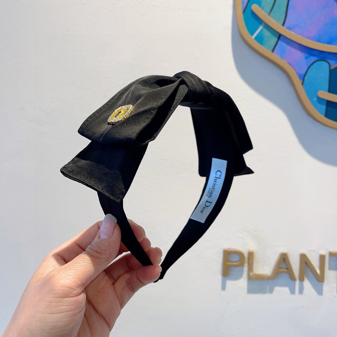 NO:368028,Packaging Dior (Dior) New wide-edged bow-brand headband, popular internet celebrity anti-slip headband, let your charm bloom, the fresh ladylike style makes fashion simpler. Hairpins, hairpins, dior, dior, hairpins19860909配包装 Dior（迪奥） 新款宽边蝴蝶结大牌发箍, 网红爆款防滑头箍、让你的魅力绽放 清新淑女范让时尚更简单.发夹,发夹,dior,dior,hairpins,accessory