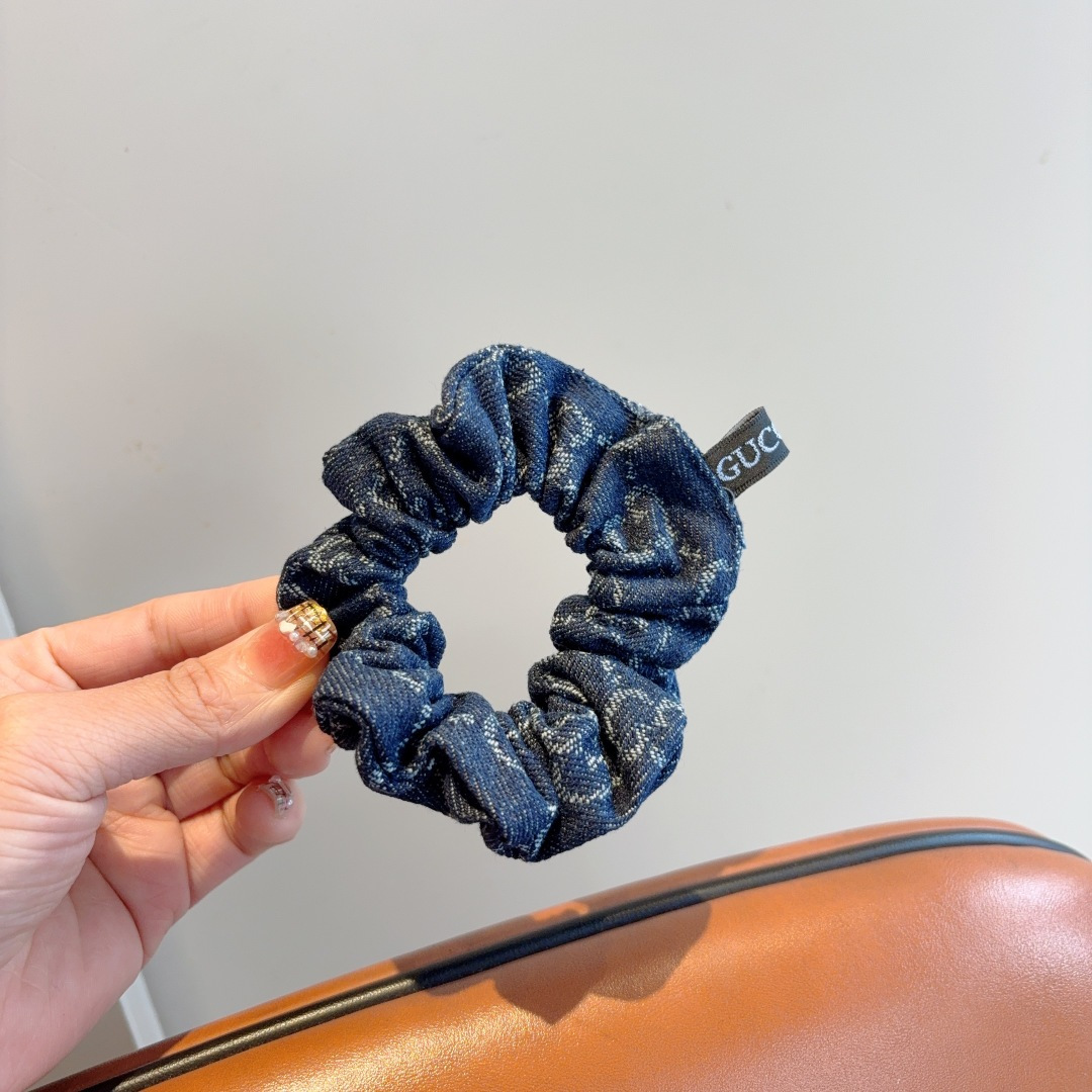 NO:368032,Packaged by Gucci, Double G classic hair ring rubber band, exquisitely comfortable to wear without pressure, a must-have for styling!  Very fashionable and versatile!  A celebrity style. A must-have item hairpins, hairpins, gucci, hairpins19860909配包装 Gucci古奇 双G经典款发圈皮筋 精致佩戴舒适无压力,造型搭配必备！非常时尚百搭！名媛范儿.女神必备单品发夹,发夹,gucci,hairpins,accessory