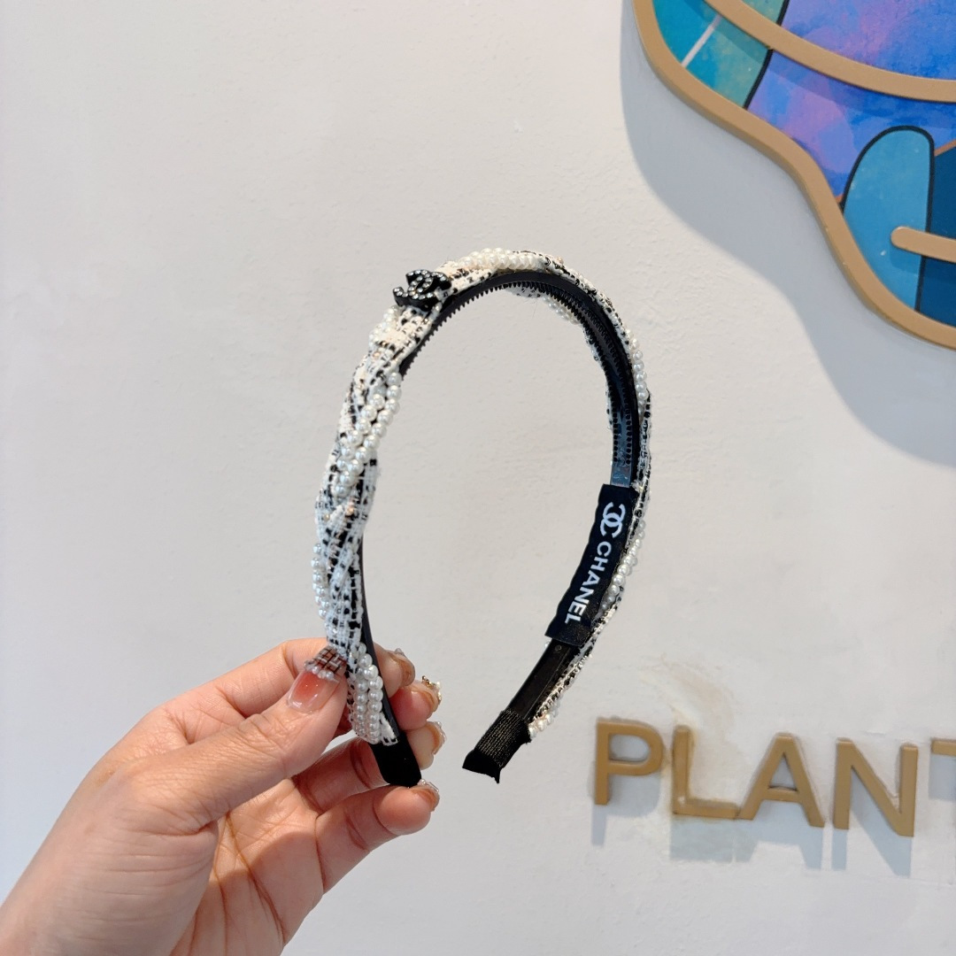 NO:368036,Packaging CHANEL (Chanel) new exquisite letter headband, retro internet celebrity headband, paired with high-end materials, super exquisite, fashionable and high-end versatile style. Hairpins, hairpins, chanel, chanel, hairpins19860909配包装 CHANEL（香奈儿）新款精美字母发箍,复古网红爆款头箍 搭配高端材质,超精致,时尚高级感百搭款.发夹,发夹,chanel,chanel,hairpins,accessory