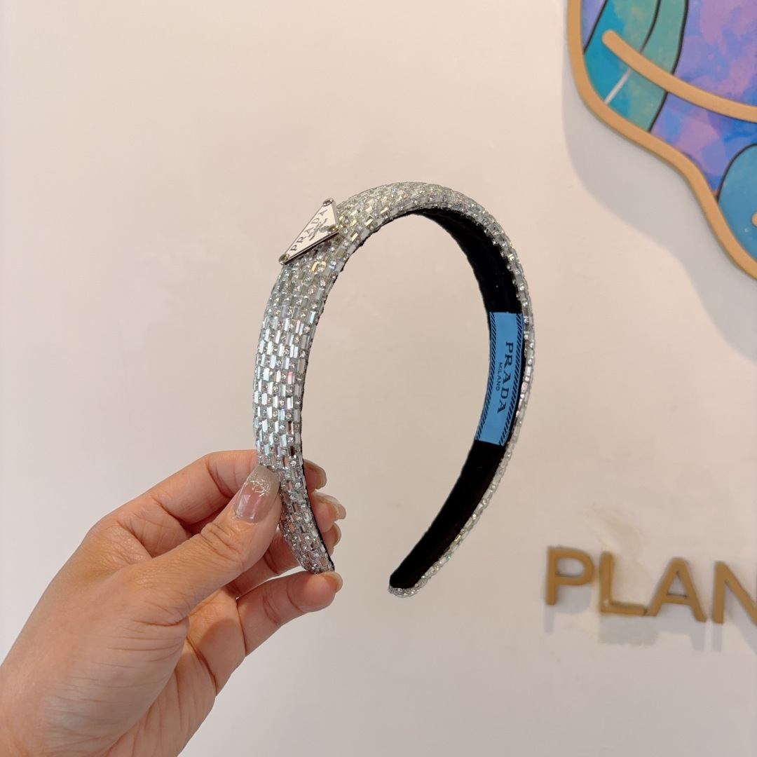 NO:368078,Packaging PRADA (Prada) New European and American style diamond-mounted hairband, same style as celebrities, goddess must-have items, very versatile, fashionable and trendy hairpins, hairpins, prada, prada, hairpins19860909配包装 PRADA（普拉达） 欧美新款贴钻发箍,明星同款 女神必备单品,非常百搭,时尚潮流发夹,发夹,prada,prada,hairpins,accessory