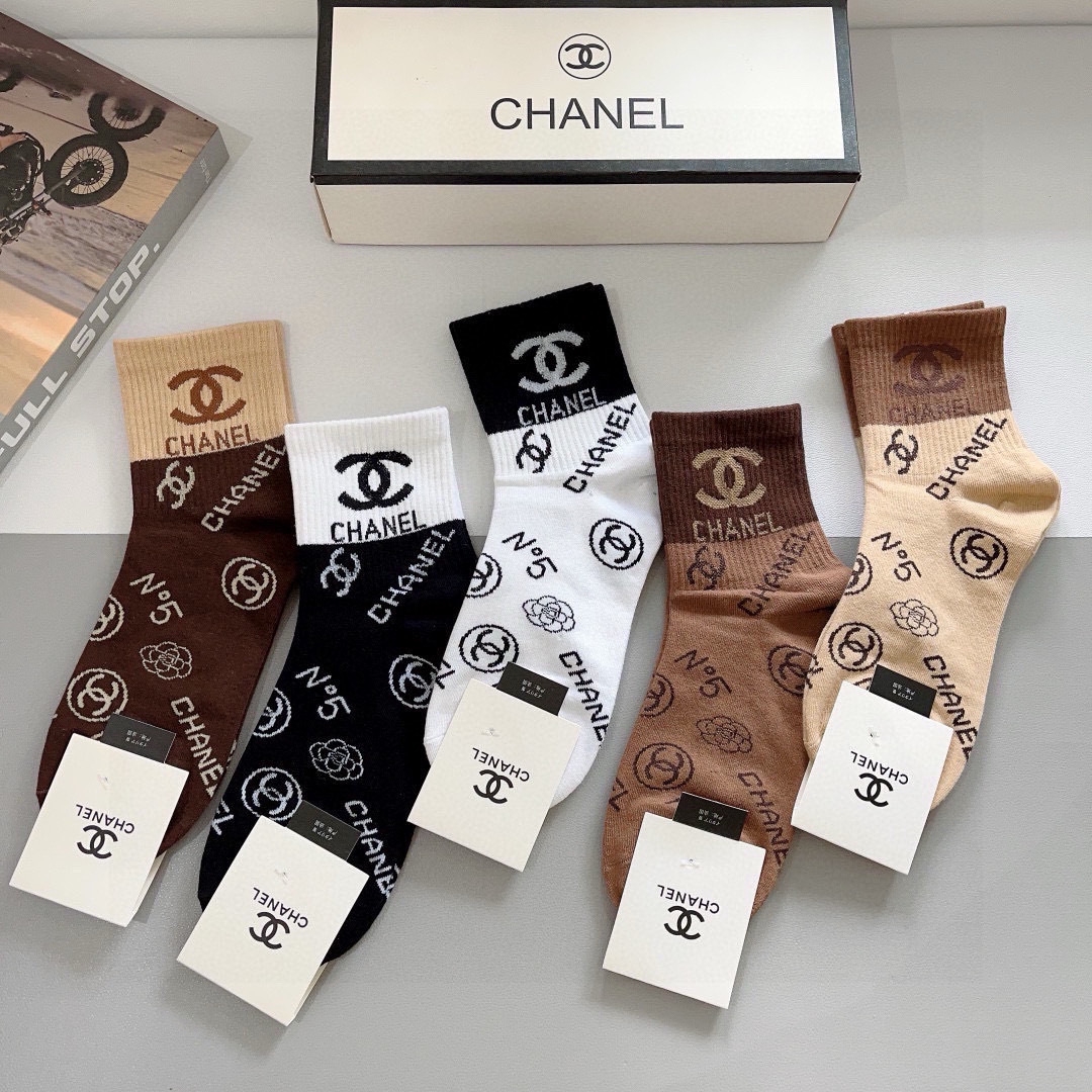 配包装（一盒5双）
CHANEL 香奈儿经典袜子❗️高版本纯棉材质柔软，秒杀市场普通货，经典的双C图案l