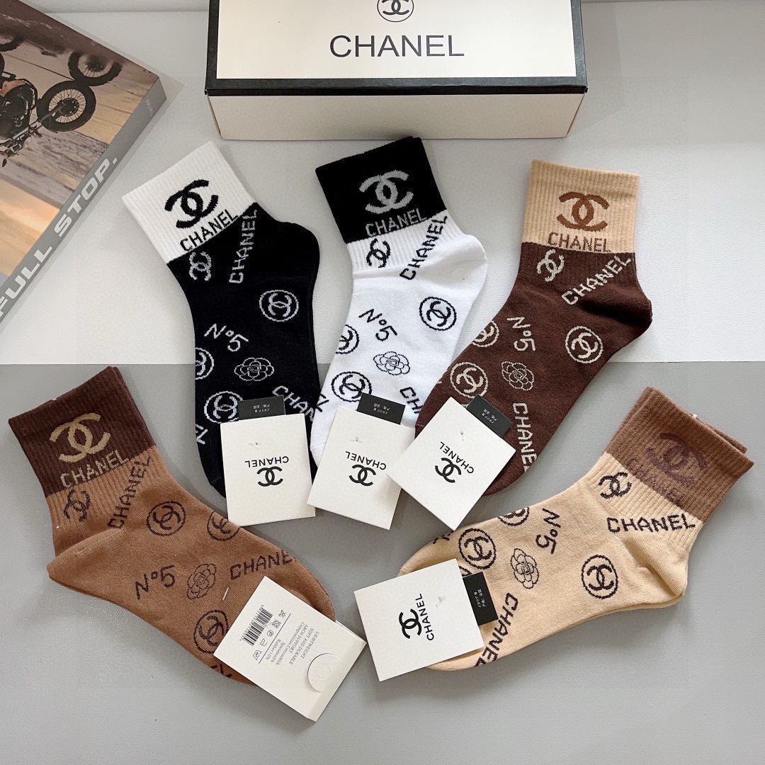 配包装（一盒5双）
CHANEL 香奈儿经典袜子❗️高版本纯棉材质柔软，秒杀市场普通货，经典的双C图案l