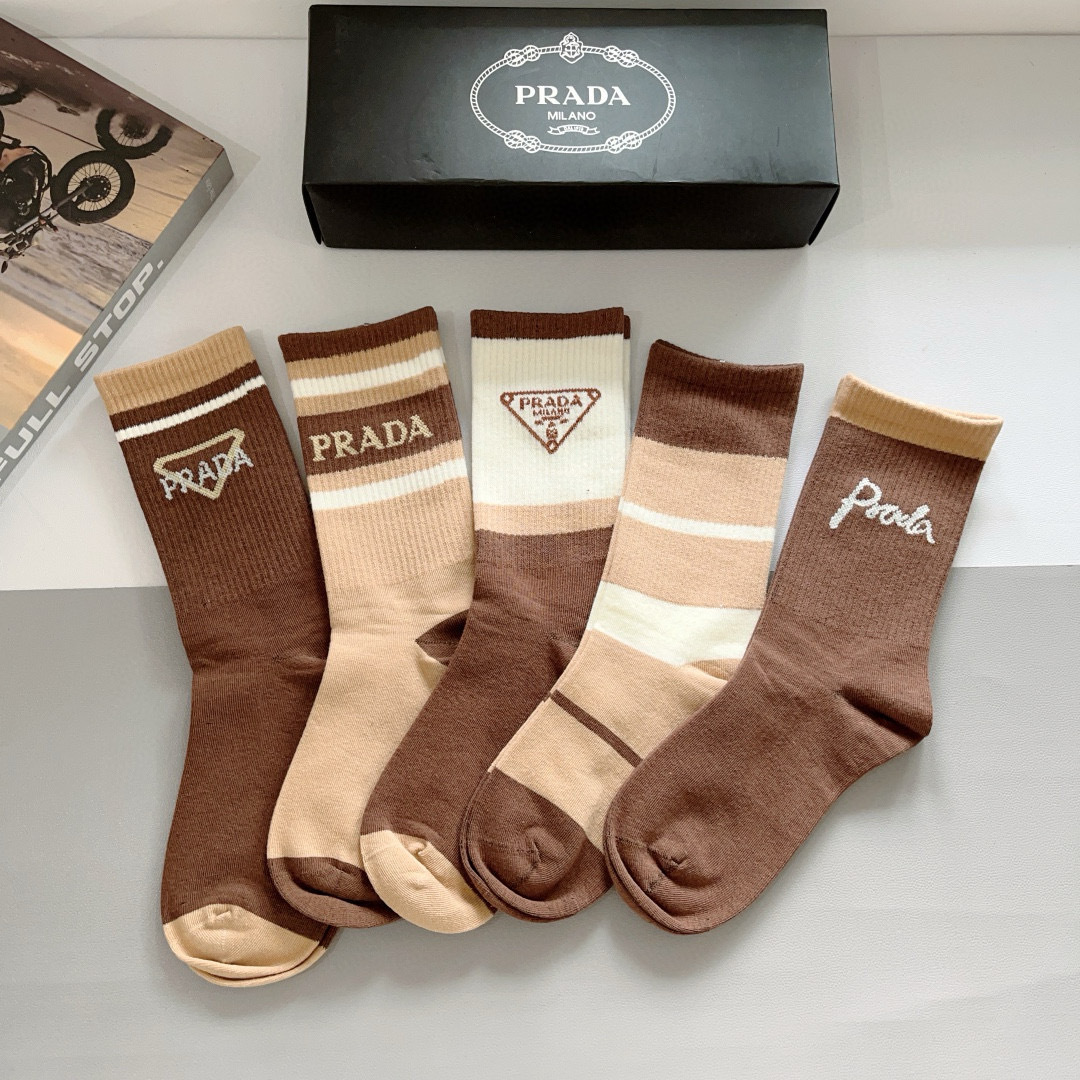 NO:357959,Packaging (one box of 5 pairs) PRADA (Prada) New high-end pure cotton calf socks!  Hot Triangle Letters Counter Synchronous Long Stockings, Big Brands Going on the Street, Trendy People Must Have Super Good Socks, Stockings, Socks, Prada, Prada, Socks19860909配包装（一盒5双） PRADA（普拉达） 新款高端纯棉材质小腿袜子！爆款三角标字母专柜同步长筒袜,大牌出街,潮人必备超好搭袜子,丝袜,袜子,prada,prada,socks,accessory
