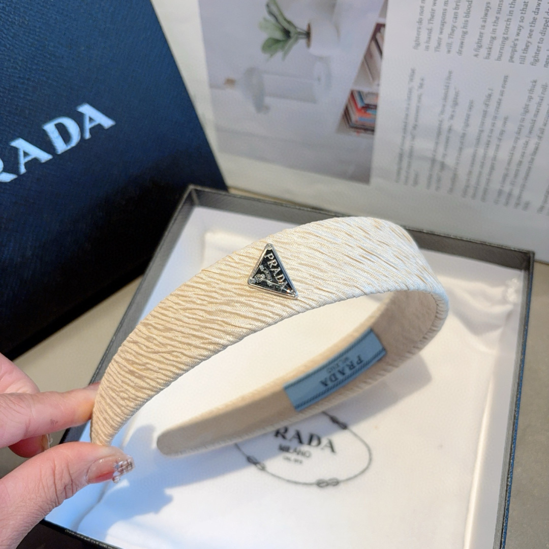 配包装
PRADA （普拉达）新款潮流字母发箍。气质女神必备单品，非常百搭，时尚潮流， 戴上它满满的高大