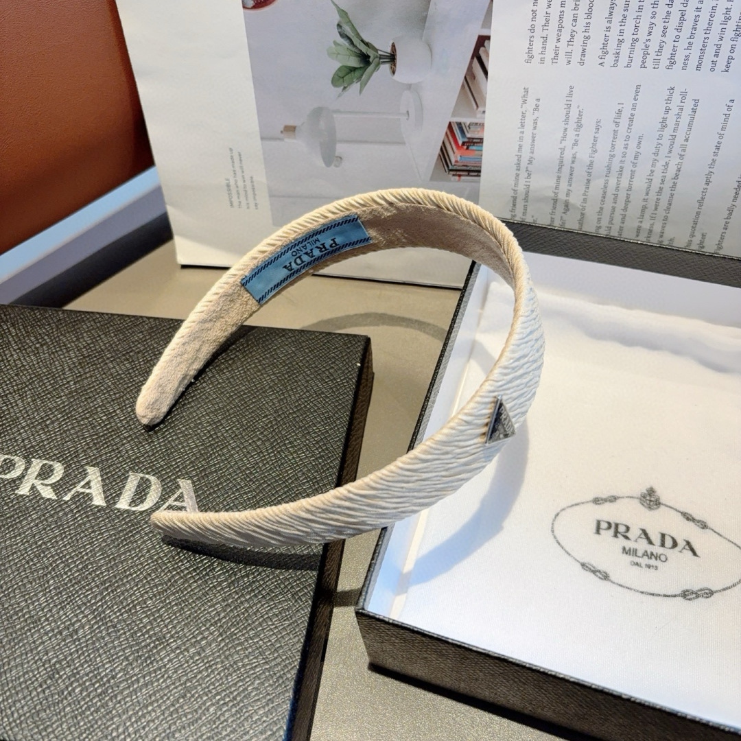 配包装
PRADA （普拉达）新款潮流字母发箍。气质女神必备单品，非常百搭，时尚潮流， 戴上它满满的高大