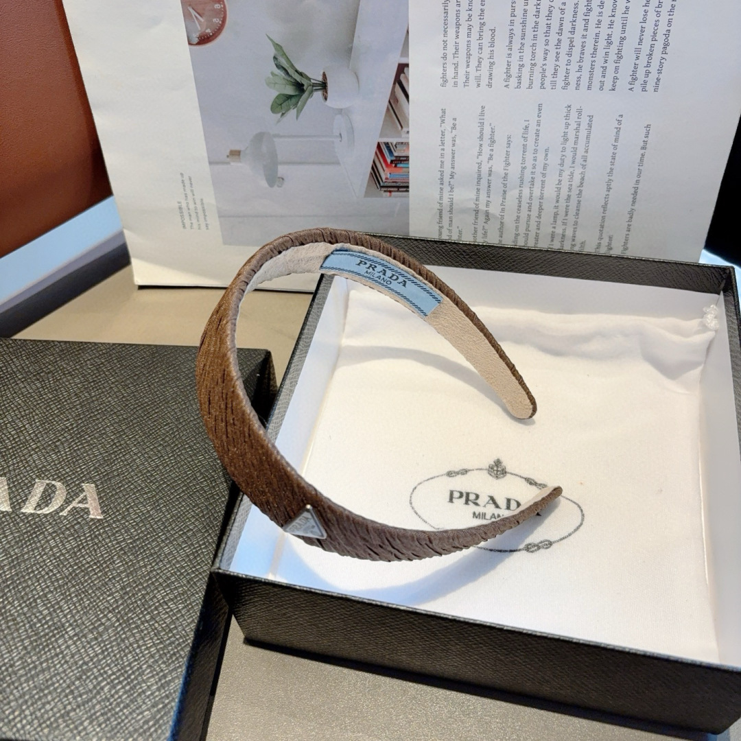配包装
PRADA （普拉达）新款潮流字母发箍。气质女神必备单品，非常百搭，时尚潮流， 戴上它满满的高大