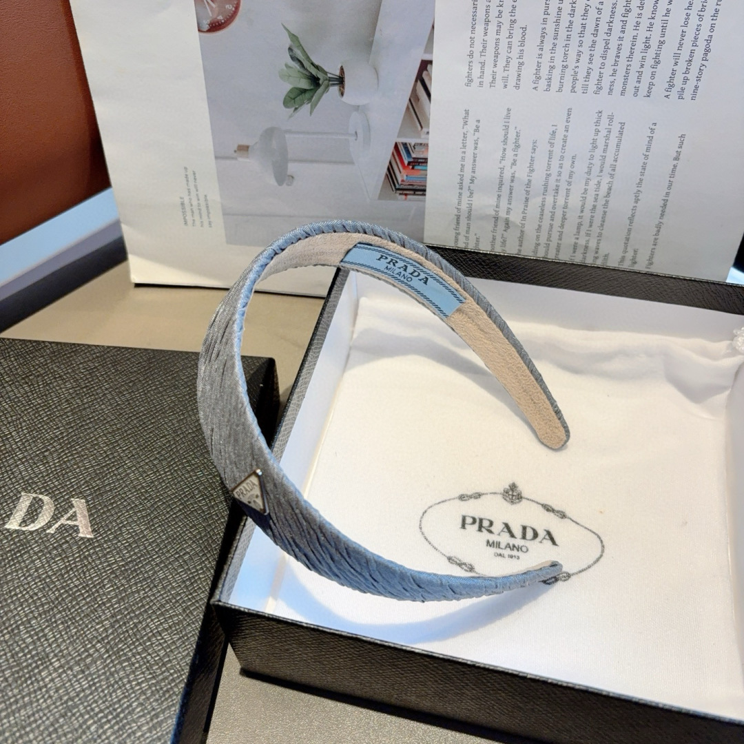 配包装
PRADA （普拉达）新款潮流字母发箍。气质女神必备单品，非常百搭，时尚潮流， 戴上它满满的高大