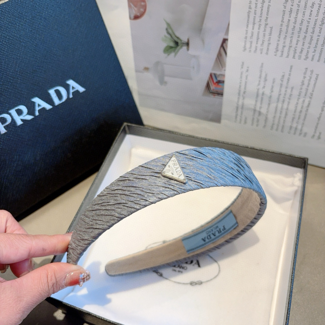 配包装
PRADA （普拉达）新款潮流字母发箍。气质女神必备单品，非常百搭，时尚潮流， 戴上它满满的高大