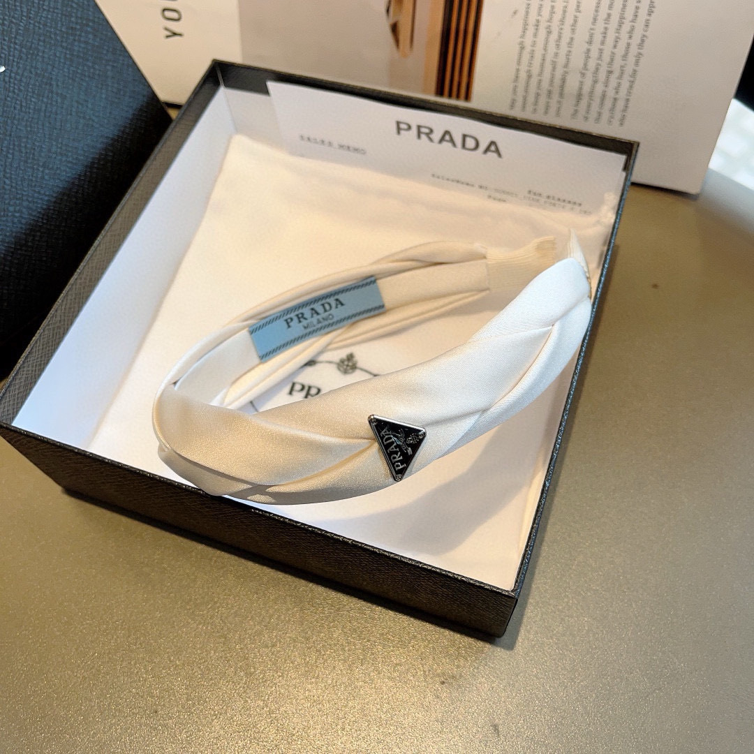 配包装
PRADA （普拉达）新款潮流字母发箍。气质女神必备单品，非常百搭，时尚潮流， 戴上它满满的高大
