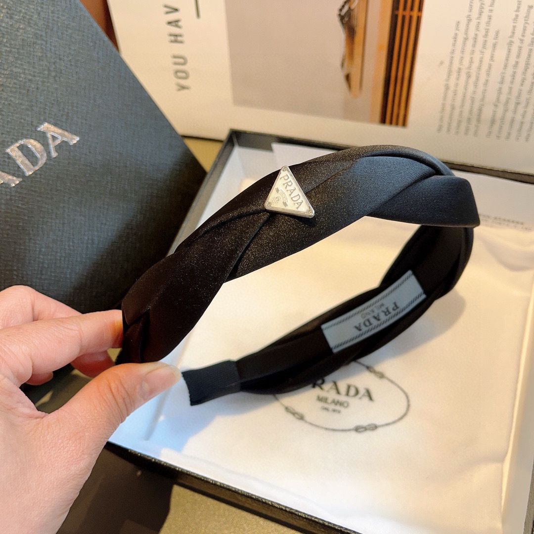 配包装
PRADA （普拉达）新款潮流字母发箍。气质女神必备单品，非常百搭，时尚潮流， 戴上它满满的高大