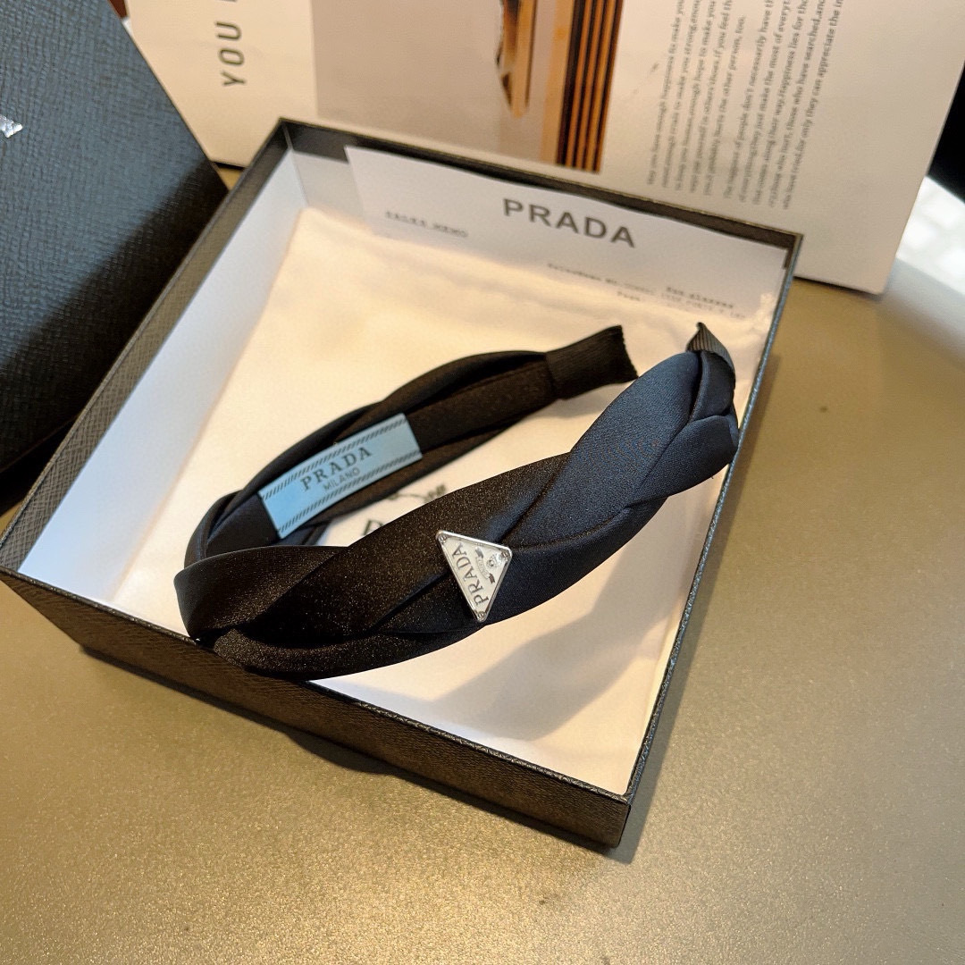 配包装
PRADA （普拉达）新款潮流字母发箍。气质女神必备单品，非常百搭，时尚潮流， 戴上它满满的高大