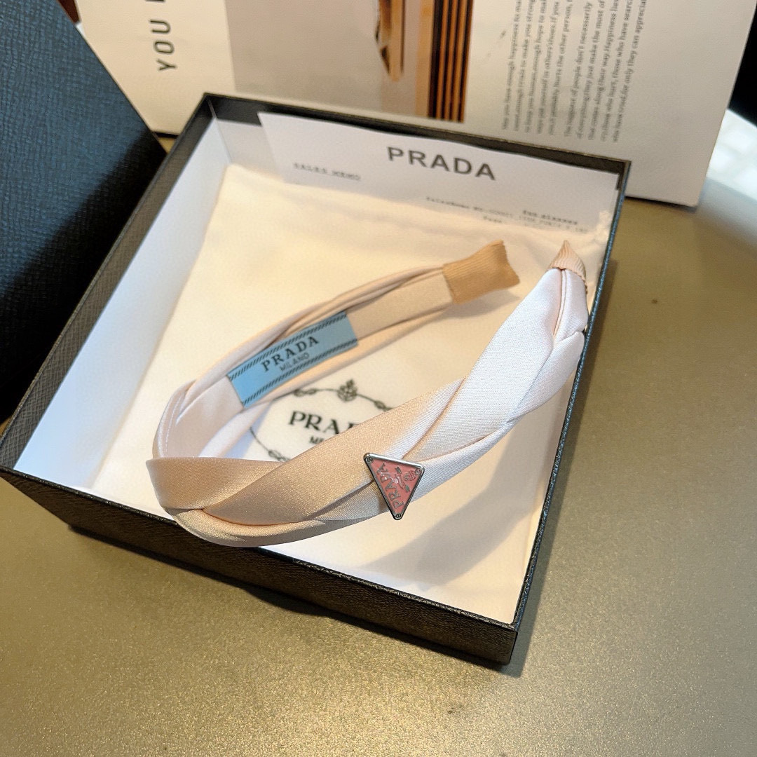 配包装
PRADA （普拉达）新款潮流字母发箍。气质女神必备单品，非常百搭，时尚潮流， 戴上它满满的高大