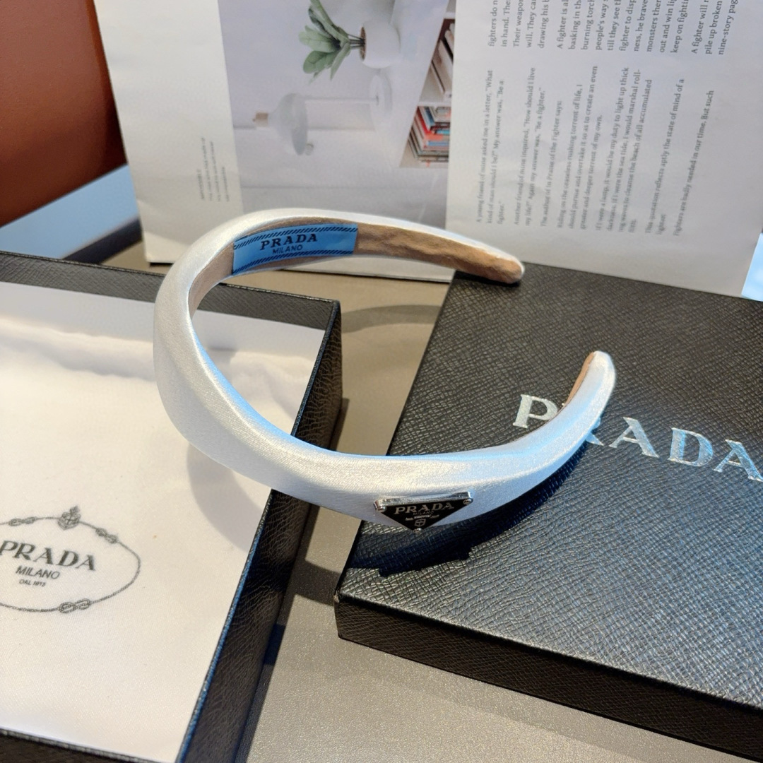 配包装
PRADA （普拉达） 新款潮流棱形发箍。气质女神必备单品。非常百搭，时尚潮流， 戴上它满满的高