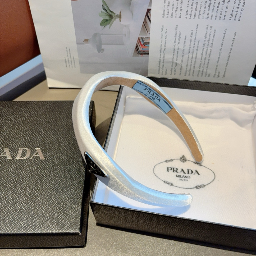 配包装
PRADA （普拉达） 新款潮流棱形发箍。气质女神必备单品。非常百搭，时尚潮流， 戴上它满满的高