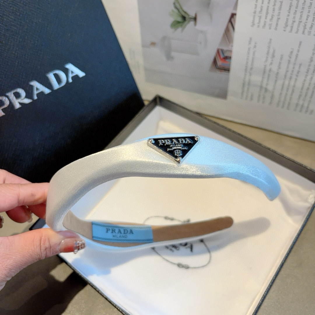 配包装
PRADA （普拉达） 新款潮流棱形发箍。气质女神必备单品。非常百搭，时尚潮流， 戴上它满满的高