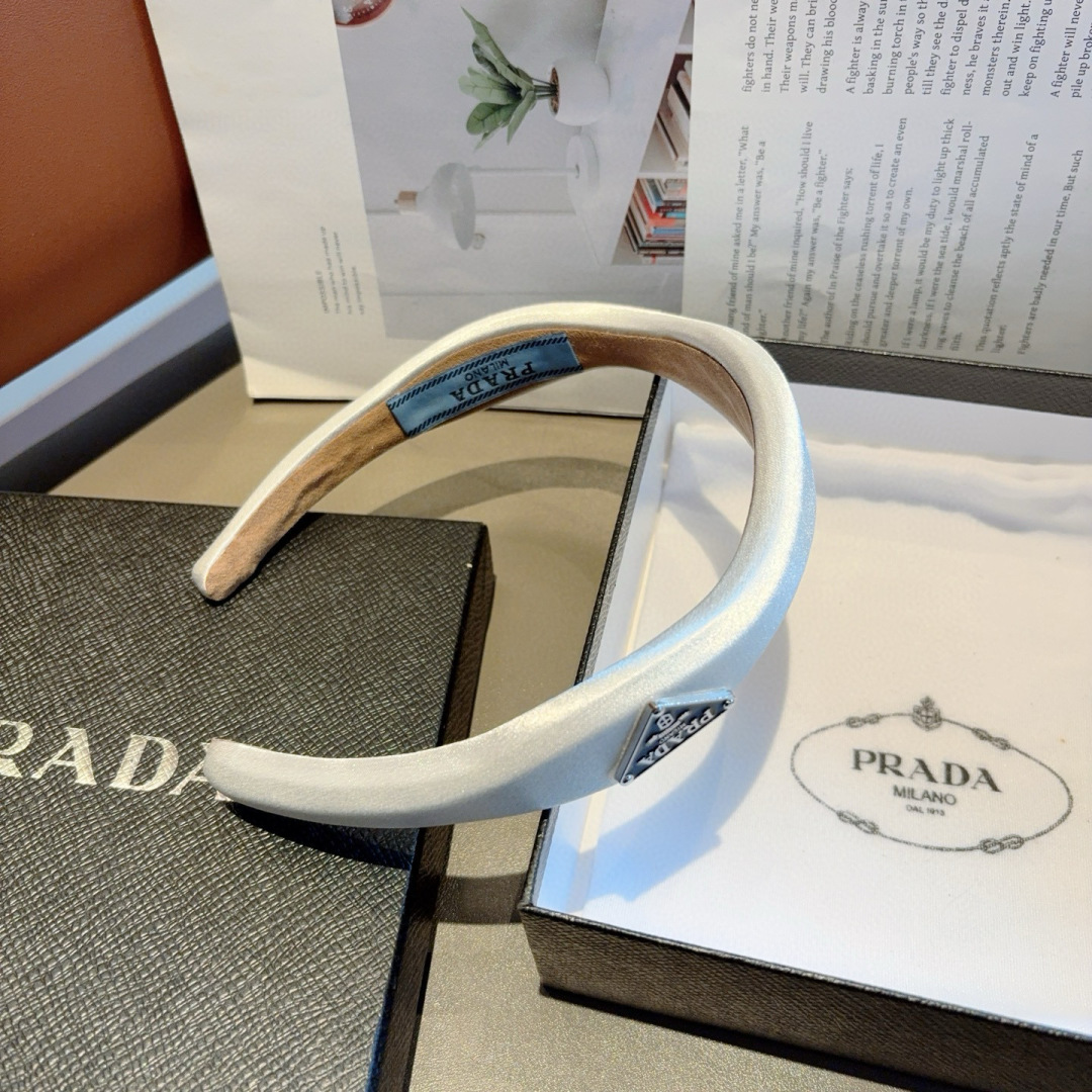 配包装
PRADA （普拉达） 新款潮流棱形发箍。气质女神必备单品。非常百搭，时尚潮流， 戴上它满满的高