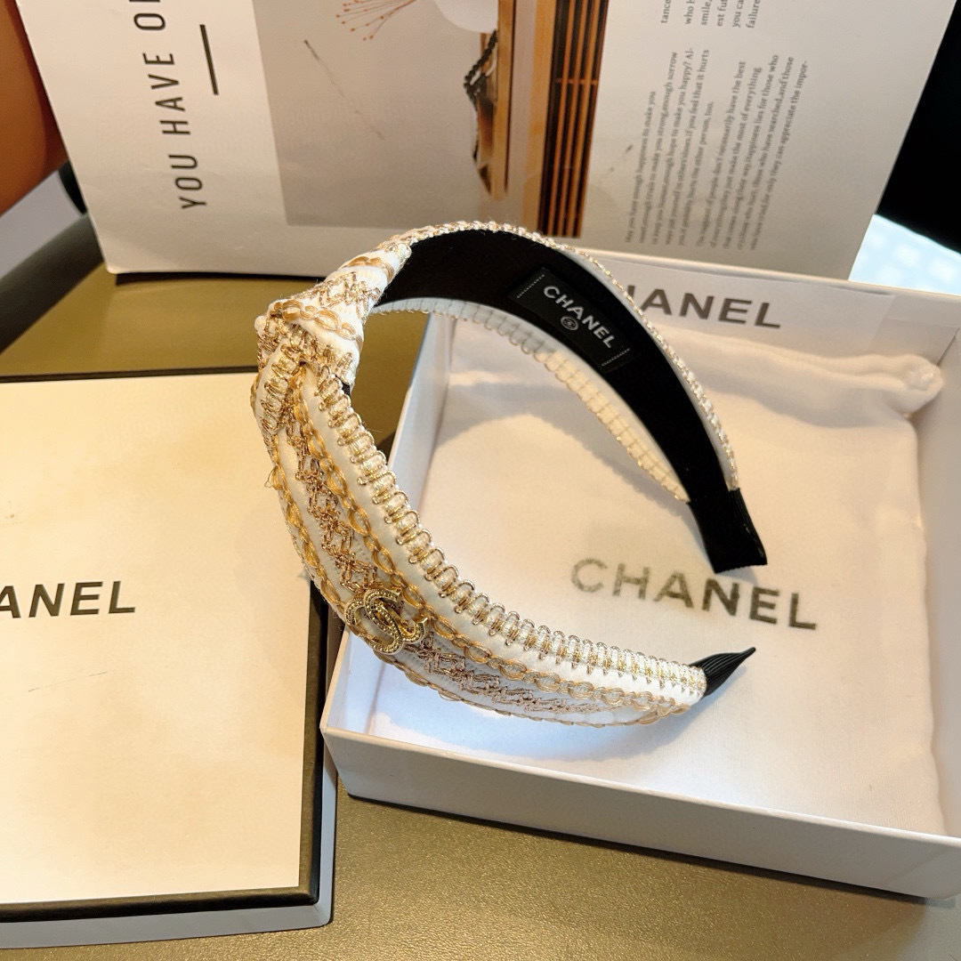 配包装
CHANEL（香奈儿）最新款小香发箍，复古头箍，网红爆款推荐 超精致，时尚百搭！