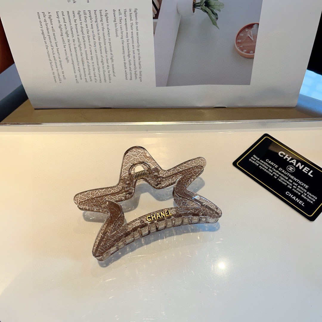 配包装
CHANEL（香奈儿）新款手工五角星形网红抓夹，高级感字母简约复古发夹原单货，潮流时尚百搭款！
