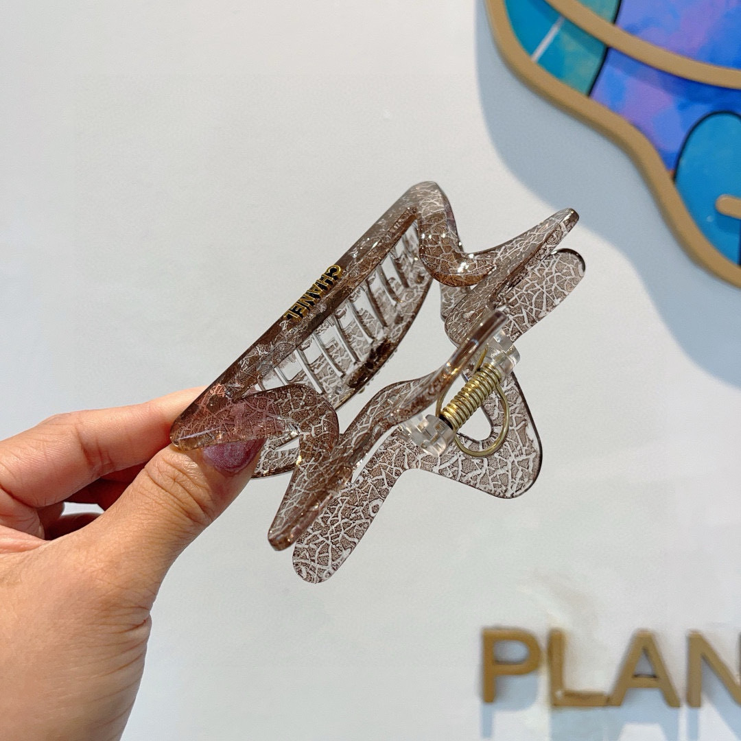 配包装
CHANEL（香奈儿）新款手工五角星形网红抓夹，高级感字母简约复古发夹原单货，潮流时尚百搭款！